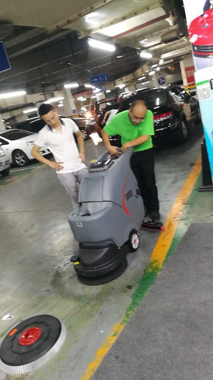 工廠車間環(huán)氧地面不好清洗怎么辦？洗地機(jī)是個(gè)好幫手