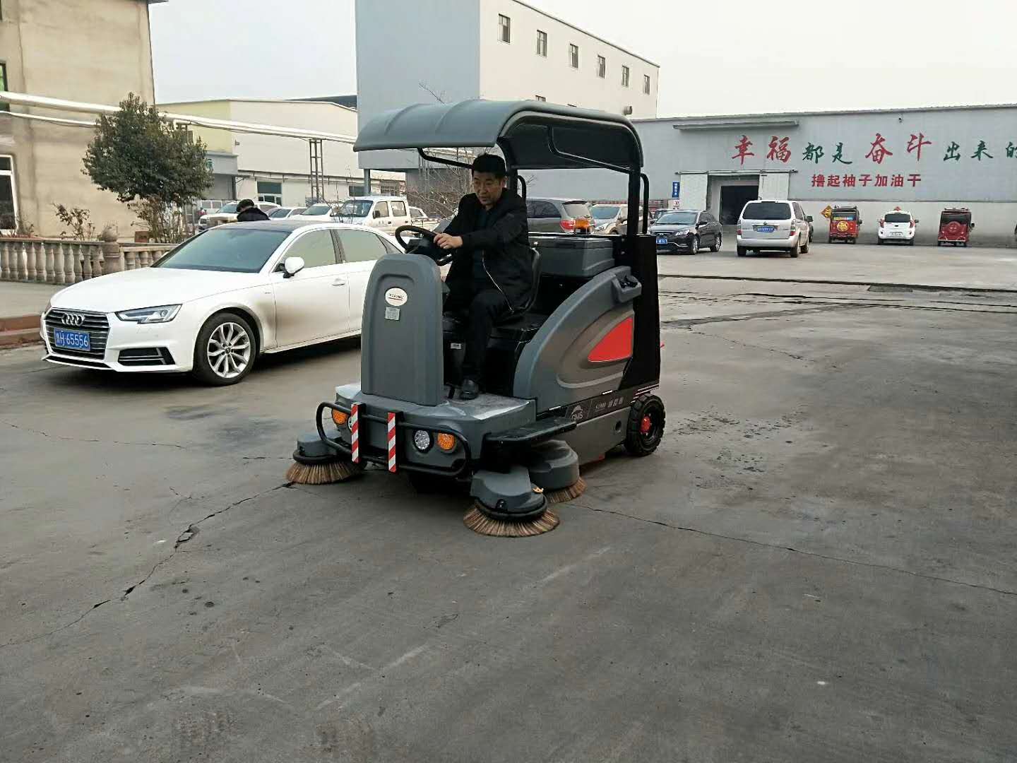 工廠清潔為什么用電動掃地車?