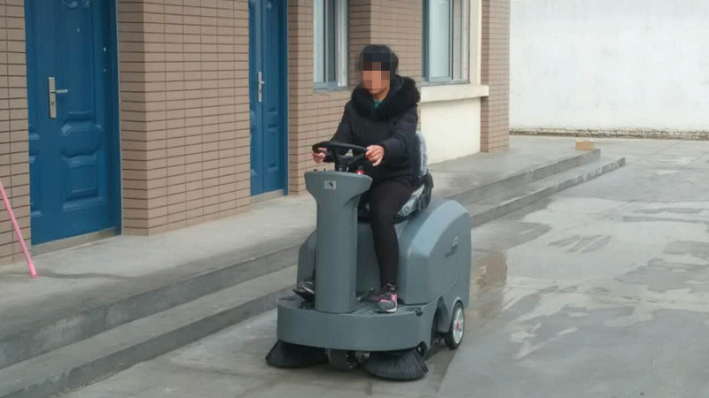 什么類型的掃地機(jī)適合大型廠房使用？